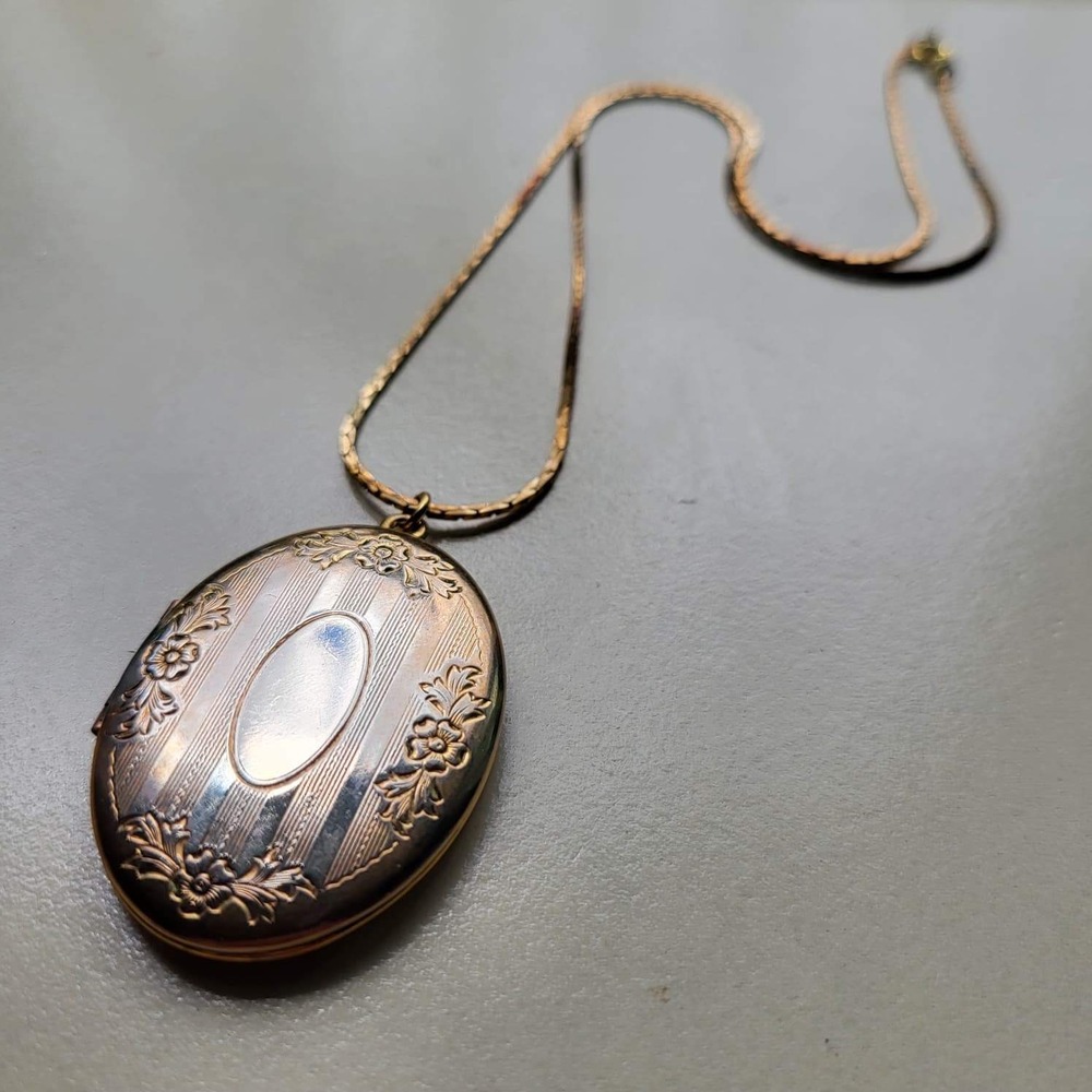 Vintage Gold Tone Metal Oval Locket Necklace Gold Floral Engraved